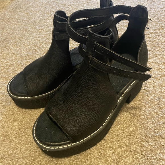 Black platform sandals - Picture 1 of 3